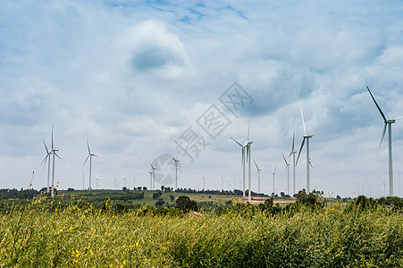 风风涡轮发电机在农场地貌中占据一席之地环境涡轮机多云活力力量保护螺旋桨季节白色桅杆图片