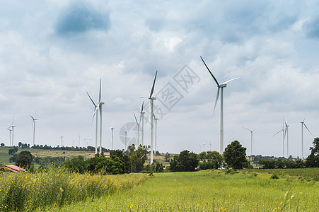 风风涡轮发电机在农场地貌中占据一席之地天空季节螺旋桨保护风车旋转力量白色植物绿色图片