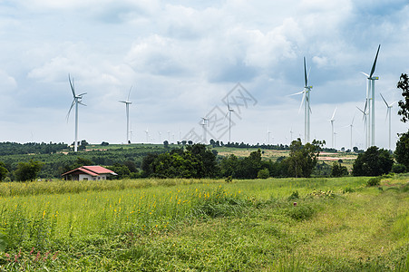 风风涡轮发电机在农场地貌中占据一席之地金属螺旋桨植物天空活力保护涡轮机季节白色绿色图片