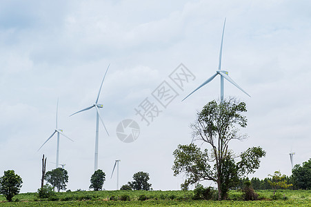 风风涡轮发电机在农场地貌中占据一席之地旋转螺旋桨金属保护涡轮机植物天空桅杆多云风车图片