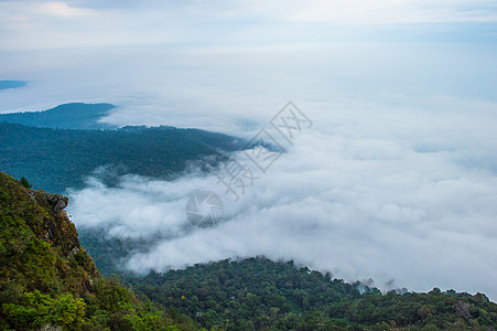 雾山和多云的 sk木头岩石上帝商业白色自由蓝色森林旅行石头背景图片
