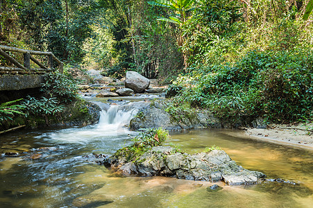 泰国兰芒省柴川瀑瀑自然公园 泰国工业水路旅行白色小路岩石自然公园木头石头棕色图片