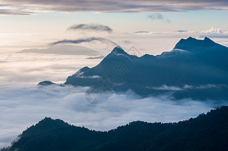 云雾缭绕的山福吉山和华志法山地貌 泰国绿色白色蓝色荒野森林生活自然公园天空商业地标背景