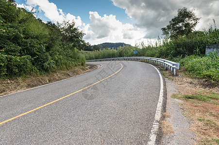 山上有云天的公路图片