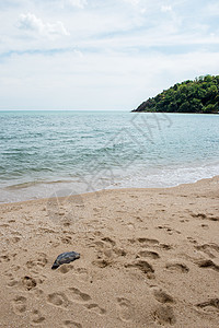 特写海滩上的足迹和山丘图片