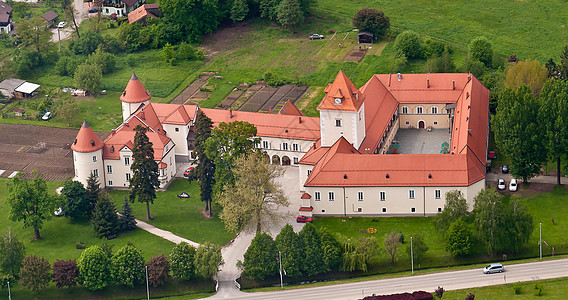欧洲村中中世纪城堡 斯洛文尼亚的Race Fram市 空中观视吸引力建筑街道历史地标村庄城市建筑学堡垒景观图片