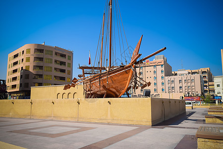旧木船在阿联酋迪拜博物馆外称为DHO的老木船港口巡航建筑学钓鱼历史性晴天游艇文化历史旅行图片