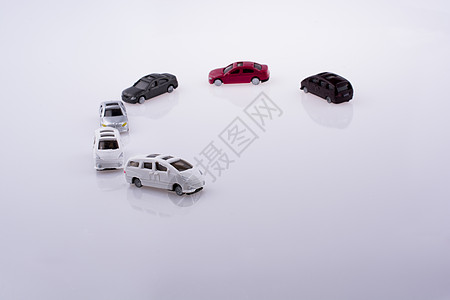 多彩多彩的小玩具车速度运输车辆交通红色背景图片