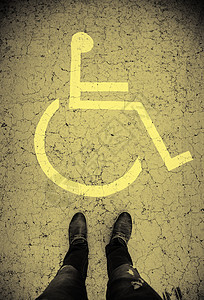 沥青上的禁用标志轮椅帮助安全路面公园街道障碍车辆城市生活图片