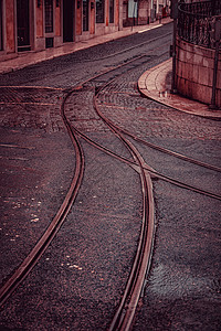 里斯本街道上的电车轨道鹅卵石旅行有轨电车穿越阴影曲线电缆市中心沥青交通图片
