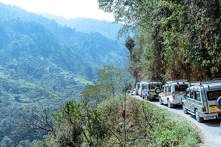 2018年5月16日 印度锡金佩林 旅游车辆排成一列 准备在Hemalayan山谷的梯坡地区攀登时间阻塞地标驾驶交通高峰晴天车道图片