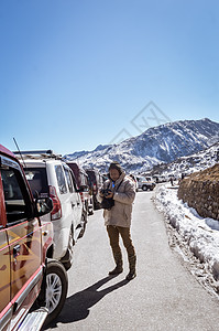 由于Tsomgo湖下雪 交通堵塞和公路堵塞 旅游车辆排成一列 爬上Hemalayan山谷的丘陵地区上坡时间国家晴天目的地方式冰雪图片