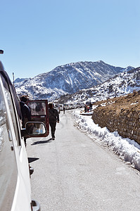 由于Tsomgo湖下雪 交通堵塞和公路堵塞 旅游车辆排成一列 爬上Hemalayan山谷的丘陵地区上坡农村晴天汽车陆地目的地旅行图片