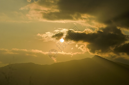 淡墨山水云与太阳的天空 暴风云和猩猩的天空 阳光反射云层 美丽的淡橙色天空和白色多云 阳光明媚 自然背景的颜色阴影背景