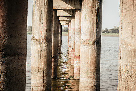 城市桥梁建筑的支柱 由建筑工地取材的河流上的高强度混凝土制成 混凝土预制墙预制系统 建筑形象 选择性的焦点图片