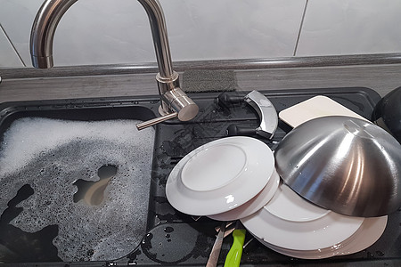 在厨房洗碗池中洗碗房子盘子奢华液体工人家庭卫生组织刀具职业图片