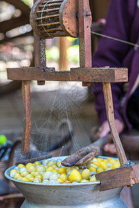 煮造的丝绸巢 以作丝绸昆虫手工纺纱编织纺织品织物丝线材料幼虫黄色图片