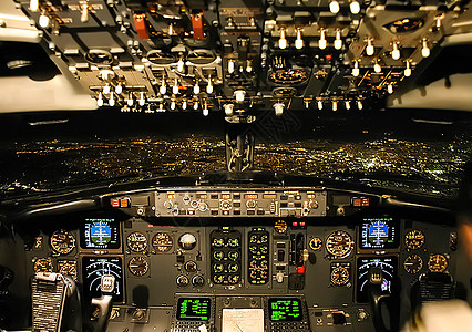 客机驾驶舱 从驾驶舱查看时看加速度驾驶日落旅行乘客喷射航海航空按钮天空图片