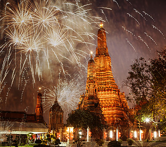 异国情调的新年  曼谷 Wat Ar 新年倒计时烟花宝塔文化宗教景观工作旅游庆典旅行日落建筑学图片