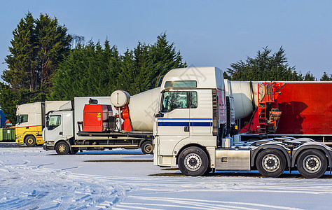 冬季期间在停车场停泊的各类停放卡车 后勤运输背景情况图片