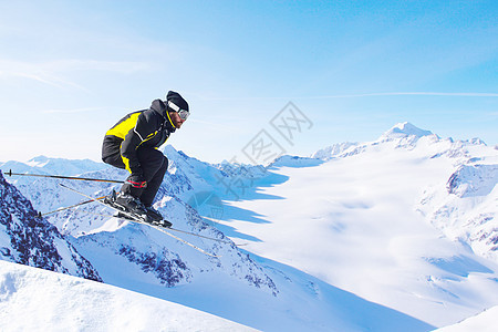 山上跳跃滑雪机航班激流滑雪男人顶峰高山冰川娱乐天空旅行图片