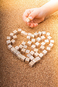 小木块形成心形或情人节象征立方体稻草手工图片