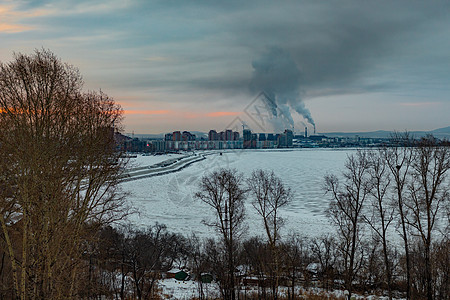 冬季哈巴罗夫斯克市的清晨景色 城市风景遗产天气雪堆长廊晴天季节蓝色栅栏植物全景图片