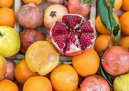 石榴 黄瓜 苹果 果子和橘子被出售街道摊位皮肤销售生产橙子杂货店市场水果店铺图片