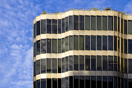具有弯曲立面的现代建筑景观蓝色经济反射办公室高楼框架金属窗户城市图片