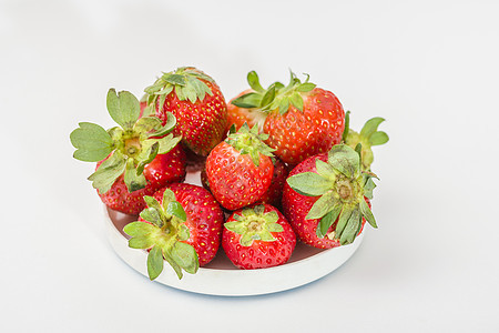 白色的草莓水果浆果盘子食物红色树叶活力绿色图片