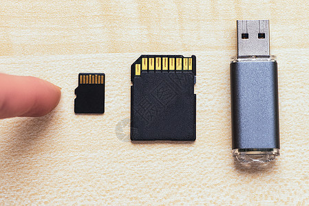 一套存储信息的设备 传输或备份数据 存储数据闪存驱动的SD卡和微型SD卡的设备电子记忆驾驶磁盘标准黑色电脑硬盘白色袖珍图片