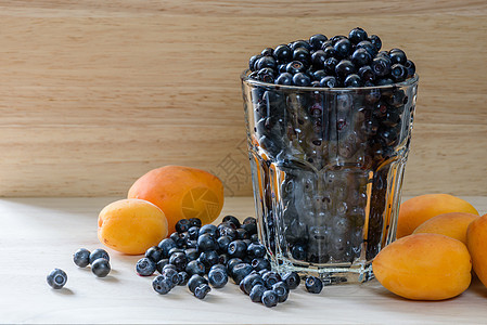 蓝莓在玻璃杯中 夹着零散的浆果和少许杏子图片