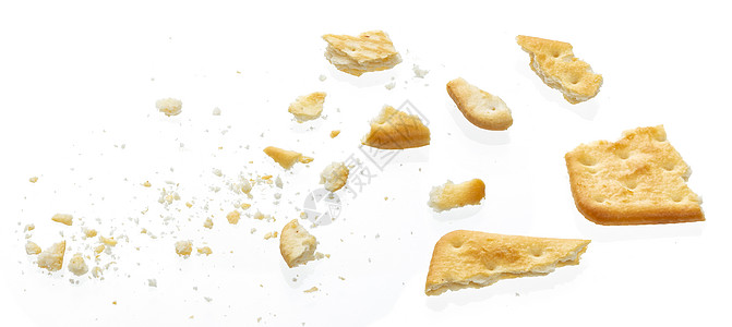 在白背景 顶视图上孤立的断裂饼干食物棕色宏观小麦面包白色正方形黄色小吃面包屑图片