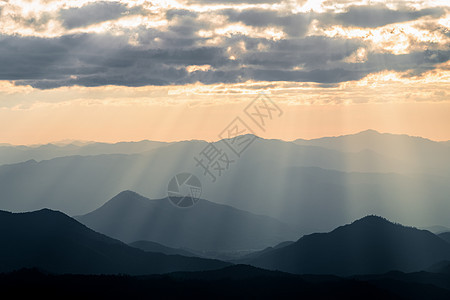 日落天空晴朗的Hazy山脉太阳光阳光神光薄雾丛林热带天空森林射线气候图片