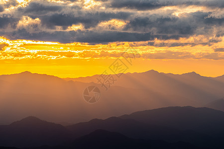 日落天空晴朗的Hazy山脉国家太阳太阳光土地薄雾木头丛林森林热带阳光图片