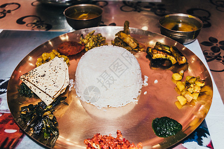 Bengali 蔬菜传统Thali 侧面视图图片