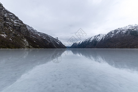 哈登格尔峡湾寒冷的冬天与挪威小棚屋图片