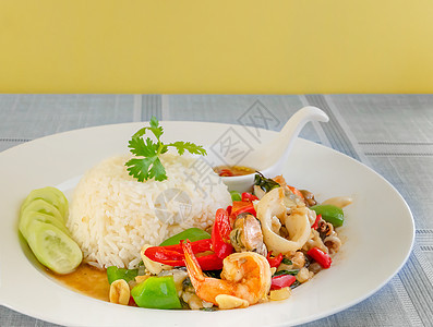 混合海食炸辣辣辣椒海鲜叶子盘子草本植物午餐食物餐厅蔬菜白色红色图片