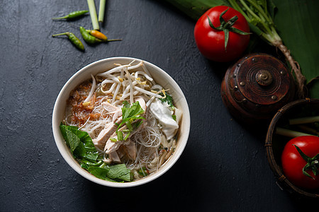 大米面汤和鸡油炸桌子马来语挂面肉汤文化食物雄鸡蔬菜餐厅图片