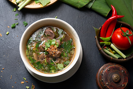 碗里的骨汤食物库存草本植物马来语美食肉汤餐厅香菜文化洋葱图片