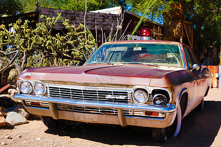 2012年8月3日 美国亚利桑那州哈克伯里(Hackberry)市有一辆1957年红色Corvette车在前面图片