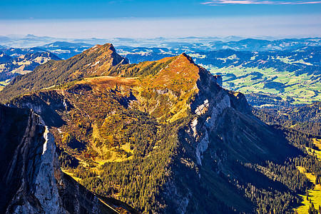 皮拉图斯山观附近的瑞士阿尔卑斯山建筑景观悬崖石头历史小路旗帜游客高山地标图片