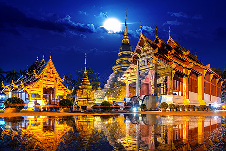 晚上在泰国清迈的寺庙宗教月亮游客雕像佛塔建筑蓝色艺术地标旅游图片