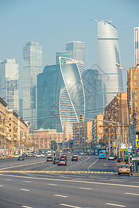 莫斯科-莫斯科市和配有汽车的城市街道图片