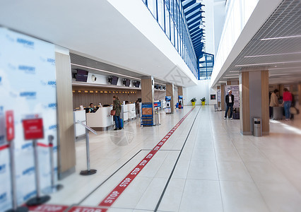 基希讷乌一个国际机场的旅客办理旅客入境手续图片