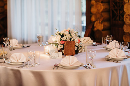 带有装饰品的婚礼彩礼堂餐厅玻璃食物房间大厅椅子庆典桌子酒店环境图片