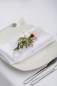 带有装饰品的婚礼彩礼堂用餐餐厅房间派对餐饮食物玻璃白色装饰椅子图片
