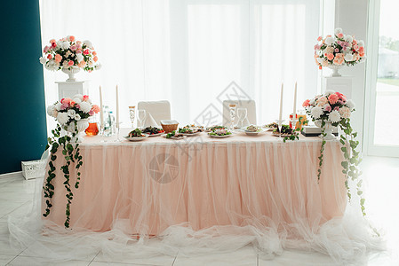 带有装饰品的婚礼彩礼堂用餐食物装饰环境椅子桌子房间风格白色餐饮图片