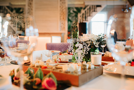 带有装饰品的婚礼彩礼堂餐饮环境白色用餐餐厅派对桌子房间装饰奢华背景图片