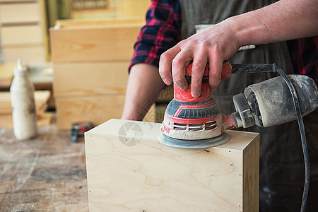 工作流程工人研磨木箱工艺男人木工木匠控制板装修灰尘木材抛光机工匠背景